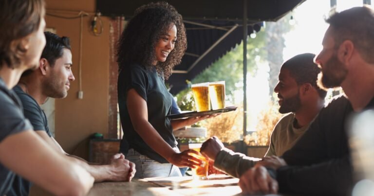 La psicología dice que las personas que dejan propinas generosas a los camareros en cualquier restaurante o bar no siempre intentan impresionar a los demás: qué puede significar realmente este comportamiento