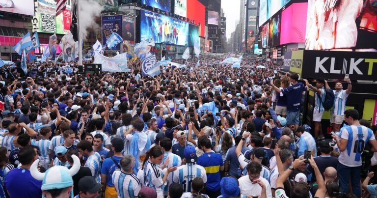 El banderazo para la Scaloneta en Times Square tuvo de todo: 20.000 hinchas, un local con récord de ventas y un diluvio para calmar la espera por la final