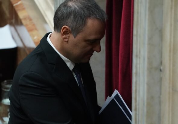 La Justicia restringe las salidas de Manuel Adorni al exterior mientras avanza la causa por presunto enriquecimiento ilícito