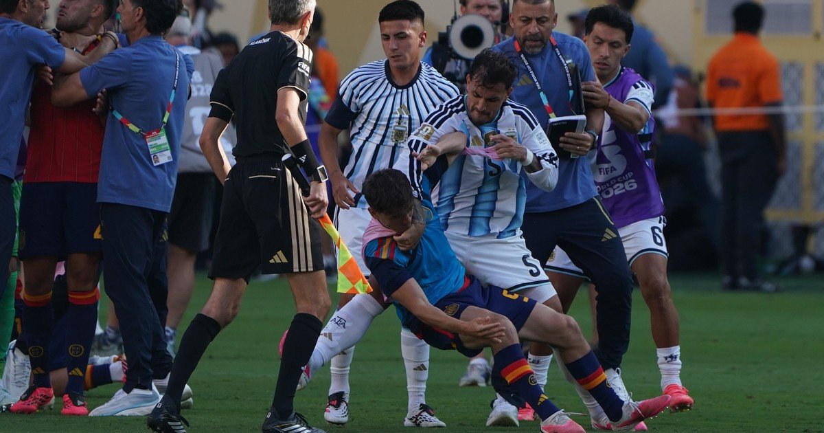 La final entre Argentina y España terminó al borde de las piñas hasta que apareció Scaloni y evitó el escándalo