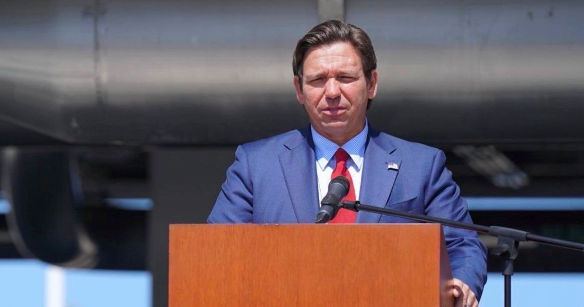 Medida oficial firmada por DeSantis: en julio entró en vigor la ley HB-1343 de Florida que cambia el currículo de las escuelas y universidades estatales