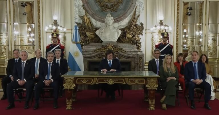 Javier Milei apuntó contra Cristina Kirchner y Marcó del Pont al presentar la reforma del BCRA: "Le robaron al Banco Central 10 mil millones de dólares"