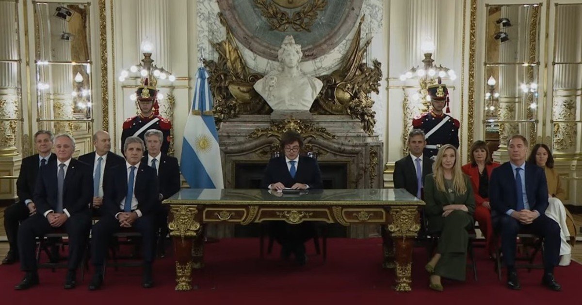Javier Milei apuntó contra Cristina Kirchner y Marcó del Pont al presentar la reforma del BCRA: "Le robaron al Banco Central 10 mil millones de dólares"