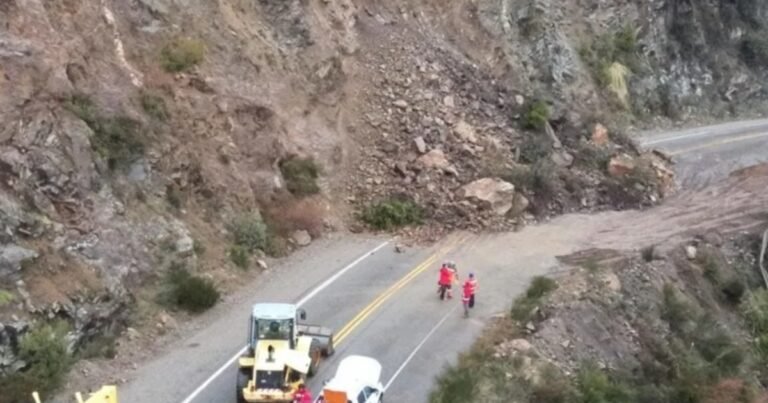 Derrumbe en plenas vacaciones: la caída de rocas desde la montaña en el camino de los Siete Lagos interrumpe el tránsito en la Ruta 40
