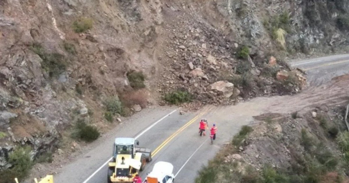 Derrumbe en plenas vacaciones: la caída de rocas desde la montaña en el camino de los Siete Lagos interrumpe el tránsito en la Ruta 40