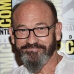 Murió Chuck Russell, el director de 'La máscara' que lanzó a la fama a Cameron Diaz y Jim Carrey