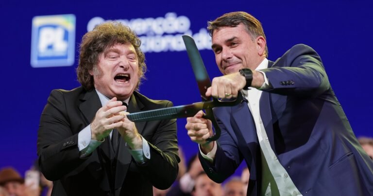 Milei participó del lanzamiento de Flávio Bolsonaro como candidato presidencial en Brasil y llamó "ladrón", "presidiario" y "basura socialista" a Lula