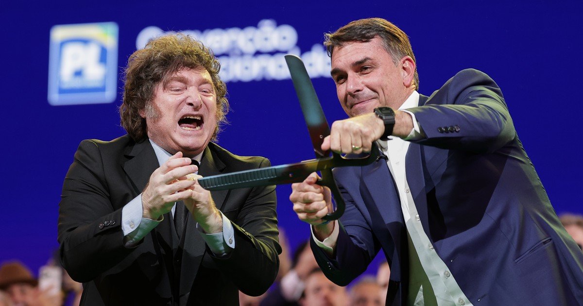 Milei participó del lanzamiento de Flávio Bolsonaro como candidato presidencial en Brasil y llamó "ladrón", "presidiario" y "basura socialista" a Lula