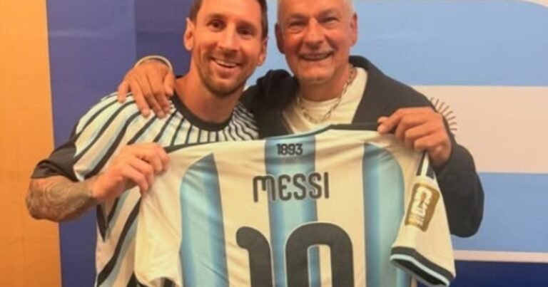 Messi le regaló su camiseta a Roberto Baggio tras la clasificación ante Suiza y revivió una amistad que nació gracias a Guardiola