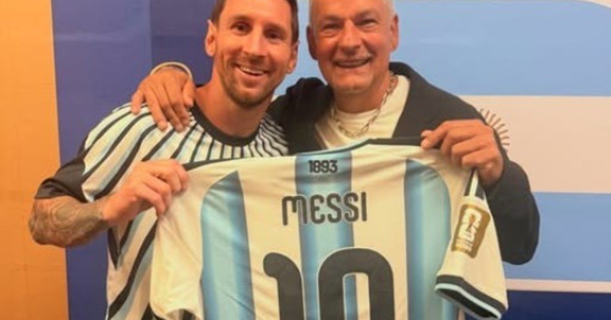 Messi le regaló su camiseta a Roberto Baggio tras la clasificación ante Suiza y revivió una amistad que nació gracias a Guardiola