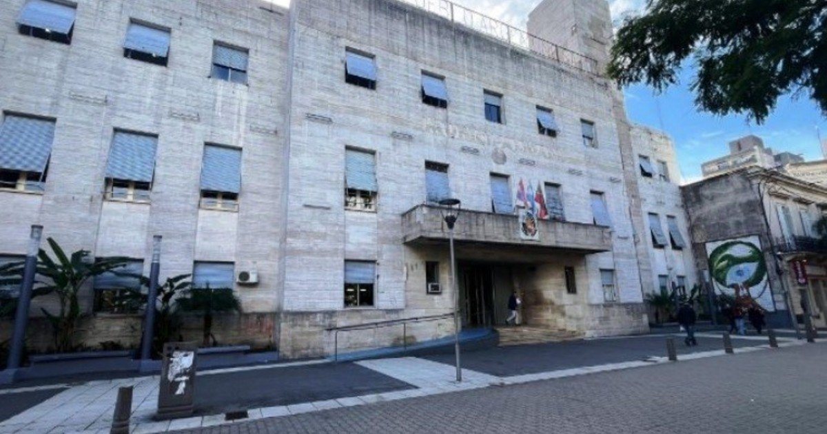 Faltó 50 veces a la municipalidad de manera injustificada y lo echaron: lo descubrieron atendiendo una peluquería en el horario de trabajo