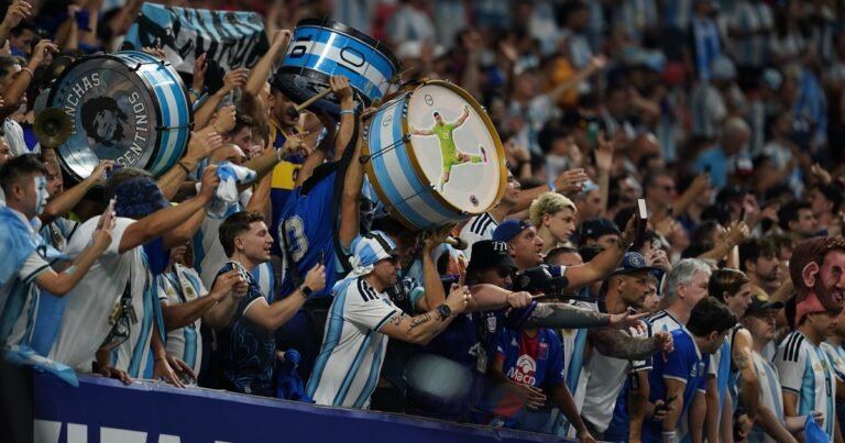 Argentina - Inglaterra: la caravana de los hinchas al estadio de Atlanta, su opinión sobre si es "solo un partido de fútbol" y el grito en el himno británico