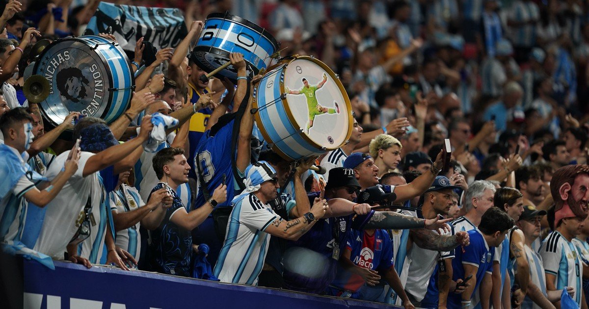 Argentina - Inglaterra: la caravana de los hinchas al estadio de Atlanta, su opinión sobre si es "solo un partido de fútbol" y el grito en el himno británico