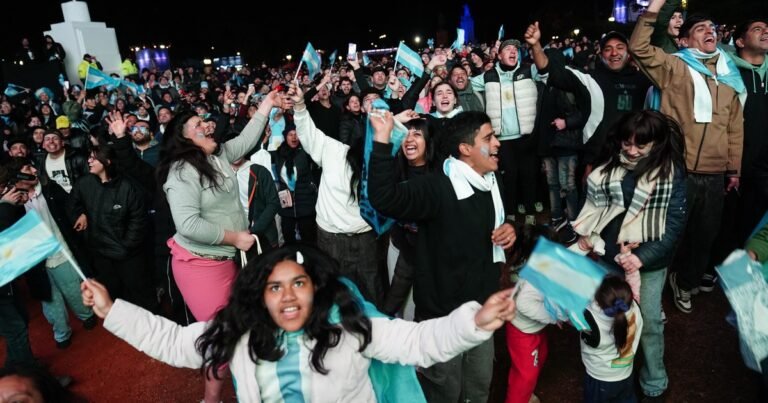 Ni la lluvia ni el frío pudo parar los festejos de los hinchas argentinos que deliraron con un nuevo triunfo agónico de la Selección