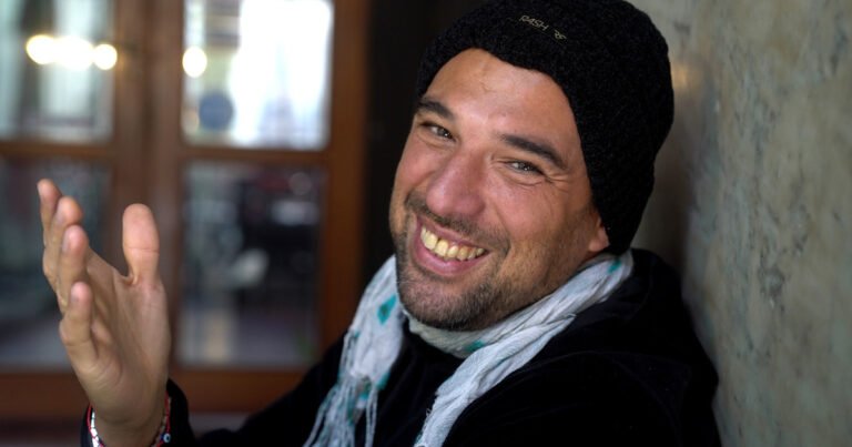 La vida loca de Gustavito, el autor de Tomate un vino y olvidate, papá del influencer Ian Lucas y compinche de Los Auténticos Decadentes