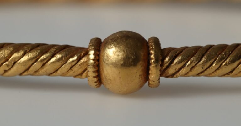 En una zona boscosa de Dinamarca, un hombre encontró dos artefactos de oro de más de mil años y develó un tesoro excepcional de la época vikinga: "Es un hallazgo completamente único"