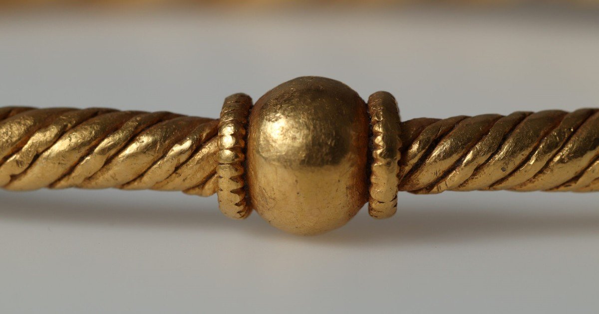En una zona boscosa de Dinamarca, un hombre encontró dos artefactos de oro de más de mil años y develó un tesoro excepcional de la época vikinga: "Es un hallazgo completamente único"
