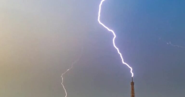 Filmaron como cayeron varios rayos sobre la Torre de Eiffel