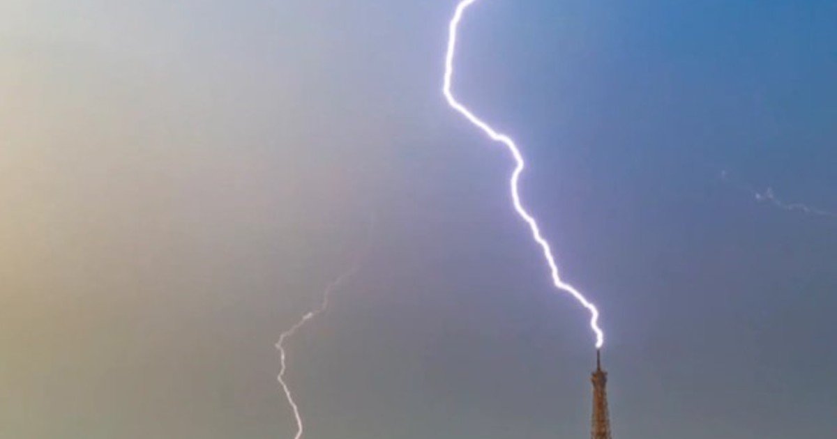 Filmaron como cayeron varios rayos sobre la Torre de Eiffel