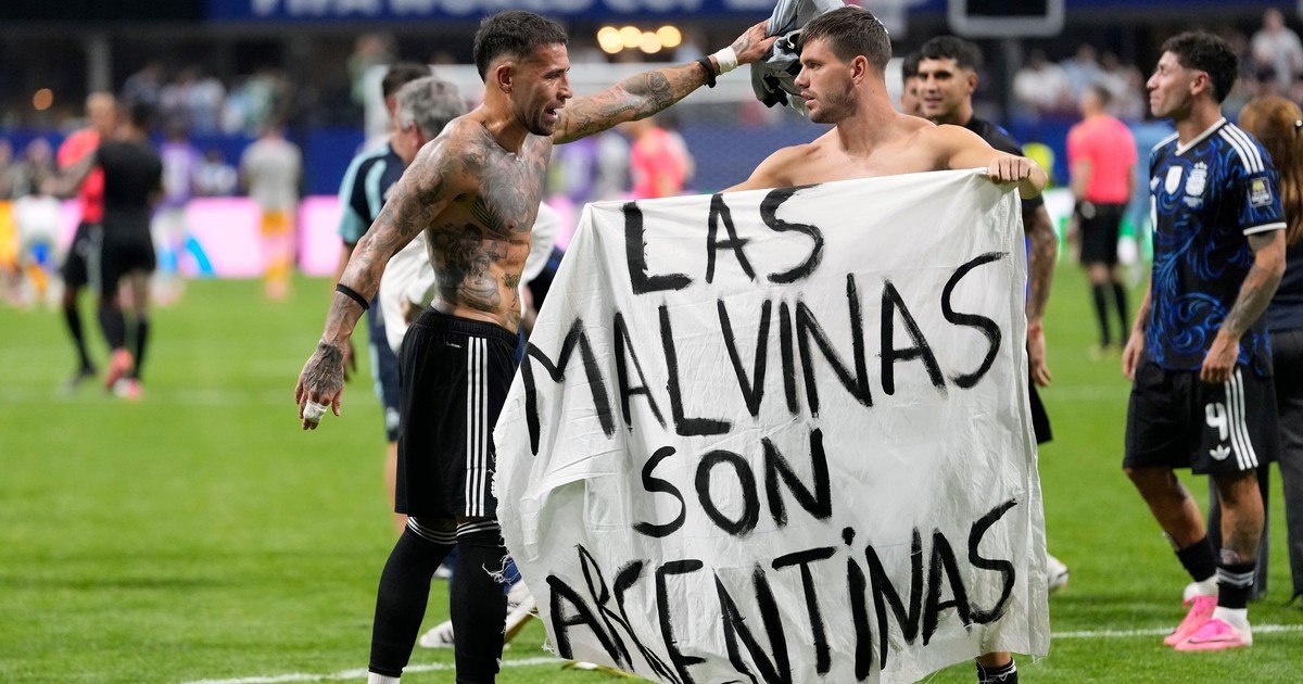 La indignación de los medios británicos por la bandera de Malvinas que desplegaron los jugadores de  Argentina: "Repugnante"