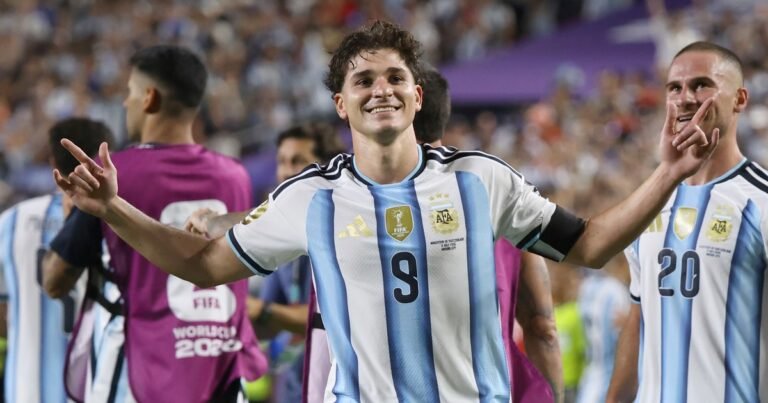 Arsenal se mete en la pelea para fichar a Julián Álvarez: el plan secreto del equipo inglés para seducir al delantero argentino que quiere el Barcelona