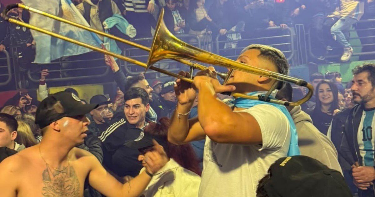 "Quiero quedarme sin aire tocando para Messi": el trombonista que revoluciona el túnel de Caseros cuando gana Argentina