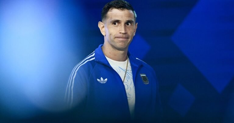 Dibu Martínez reveló que evitó una operación para jugar el Mundial: del "todos me decían que no llegaba" a "me duele todos los días"