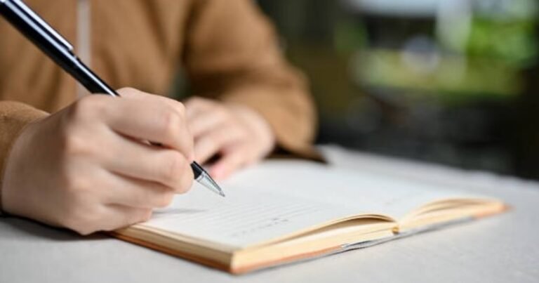 La psicología dice que las personas que todavía escriben listas en trozos de papel en lugar de usar aplicaciones tienden a compartir estos 7 hábitos de organización mental