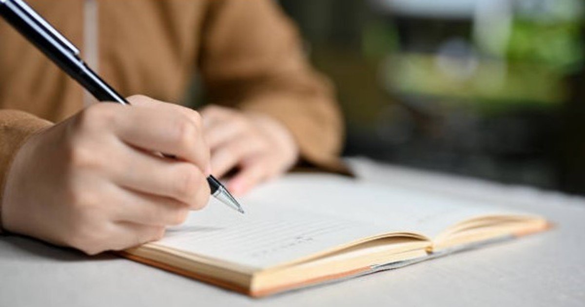 La psicología dice que las personas que todavía escriben listas en trozos de papel en lugar de usar aplicaciones tienden a compartir estos 7 hábitos de organización mental