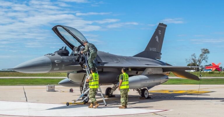 Los pilotos de guerra ya vuelan solos los F16, pero cobran $1,2 millón al mes y crece el éxodo del personal militar