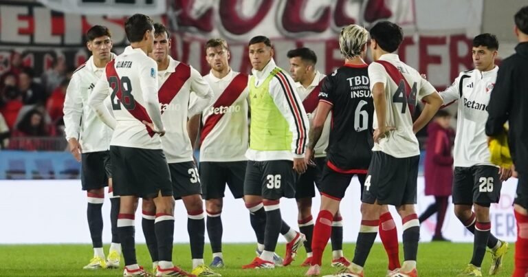 River tuvo los debuts de Nico Otamendi y Ángel Correa pero Barracas hizo historia y ganó en el Monumental