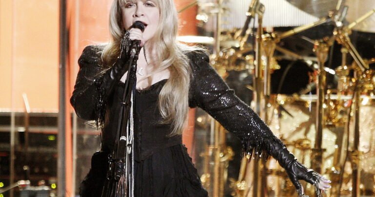 La historia de Stevie Nicks, la cantante de Fleetwood Mac que actuará en la boda de Taylor Swift y Travis Kelce