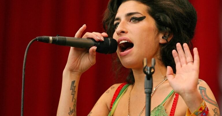 El padre de Amy Winehouse deberá pagarles un millón de euros a dos amigas de la cantante