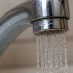Antes de llamar a un plomero, probá este truco para mejorar la presión del agua