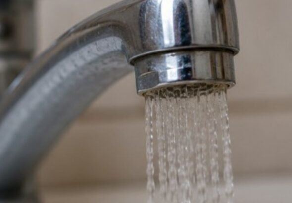 Antes de llamar a un plomero, probá este truco para mejorar la presión del agua