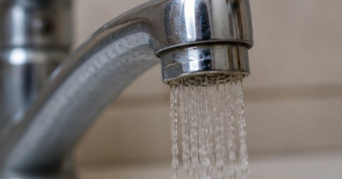 Antes de llamar a un plomero, probá este truco para mejorar la presión del agua