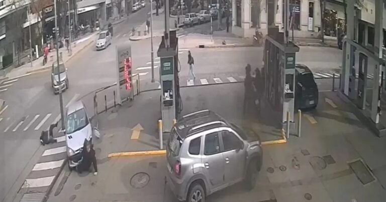 Chocó, atropelló a dos peatones y quedó detenida por manejar con una supuesta licencia falsa: el video que registró el momento del accidente
