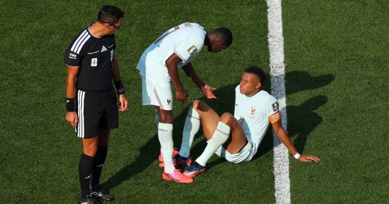 Francia, en alerta: Mbappé dejó la cancha ante Marruecos con molestias y terminó con hielo en el pie derecho