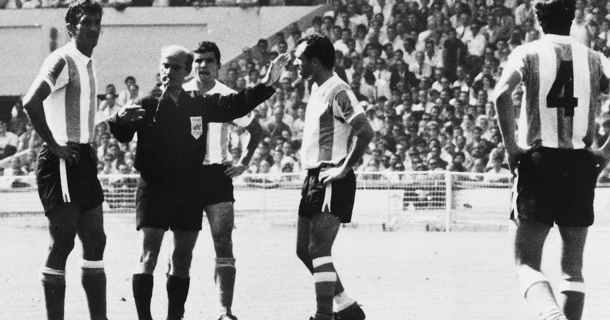 Murió Antonio Ubaldo Rattín: la tarde en que lo echaron en Wembley, estrujó el banderín y se sentó en la alfombra de la Reina