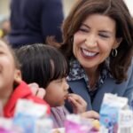 Kathy Hochul lo oficializó: Nueva York sirvió 396 millones de comidas escolares gratuitas y miles de familias ahorraron hasta 3.000 dólares al año