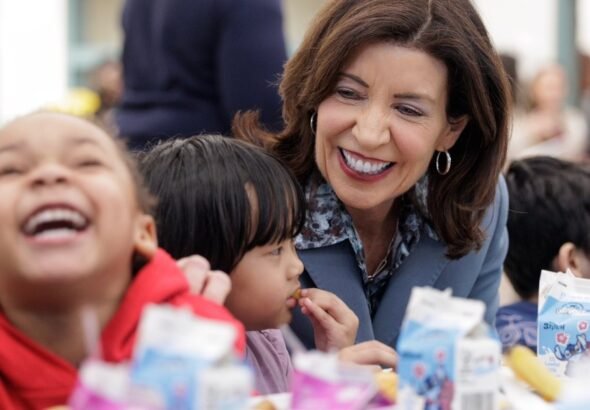 Kathy Hochul lo oficializó: Nueva York sirvió 396 millones de comidas escolares gratuitas y miles de familias ahorraron hasta 3.000 dólares al año