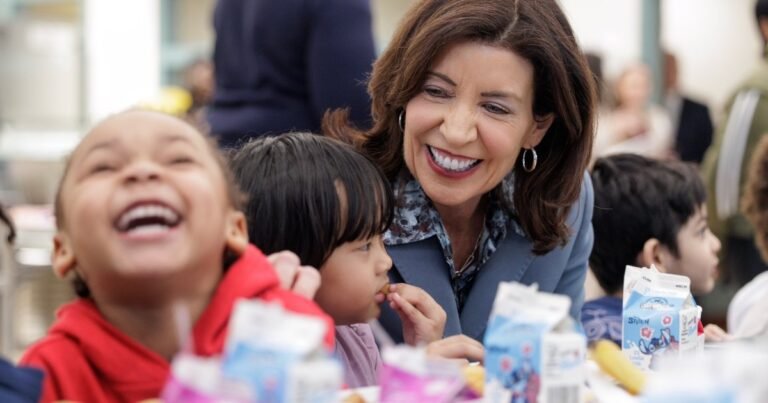Kathy Hochul lo oficializó: Nueva York sirvió 396 millones de comidas escolares gratuitas y miles de familias ahorraron hasta 3.000 dólares al año