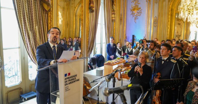 El embajador de Francia dio un fuerte discurso contra el racismo por lo ocurrido en el Mundial de fútbol