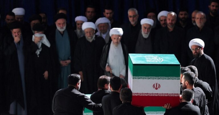 Una multitud despide al líder supremo Alí Khamenei en Irán y su hijo Mojtaba es el gran ausente en el funeral