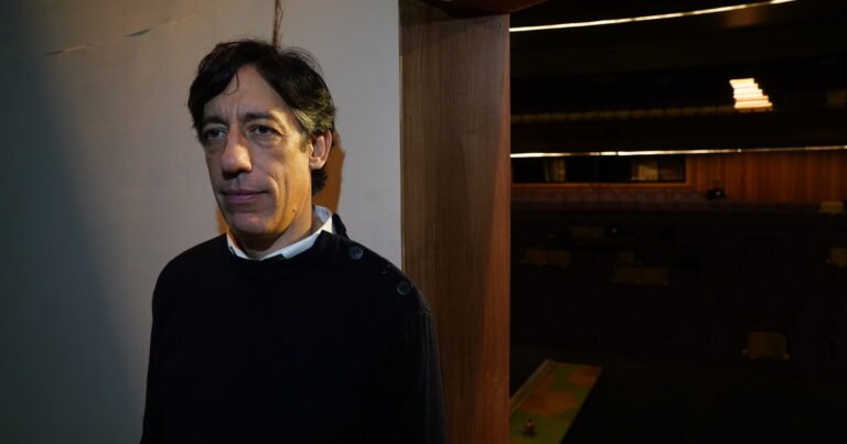 Mariano Pensotti, el director que va del Colón a Adrián Suar, sin problemas y sin prejuicios: “En ningún lugar del mundo hay público para el teatro como el de acá”