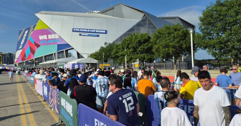 Argentina copó Atlanta: la caravana de hinchas del centro al estadio que hizo vibrar las calles de la ciudad de la fórmula de la Coca Cola