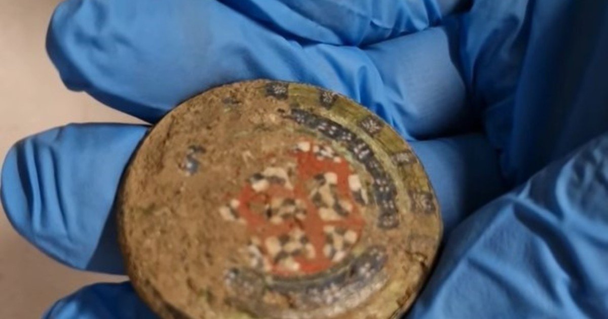 Un hombre encontró artefactos de bronce de la antigua Roma que habían permanecido ocultos durante casi 2000 años: "Este es un hallazgo raro y fascinante"