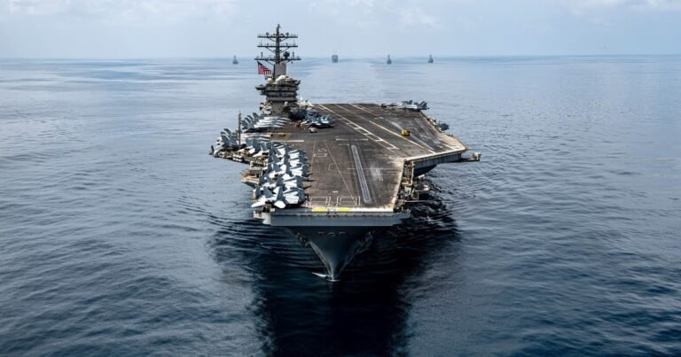 El portaaviones con más años de servicio del mundo se dirige a la mayor review Naval Internacional jamás celebrada en Estados Unidos