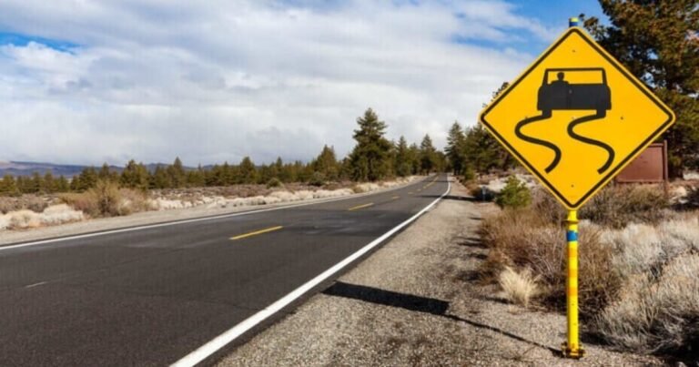Qué significa la señal de tránsito con un auto derrapando y qué peligro advierte a los conductores en EE.UU.