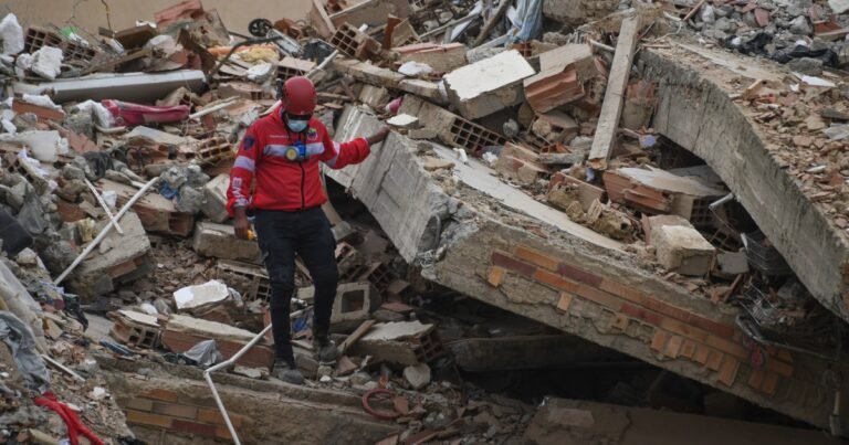 A casi un mes del terremoto en Venezuela, ya son más de 5.300 los muertos y miles de personas siguen desaparecidas